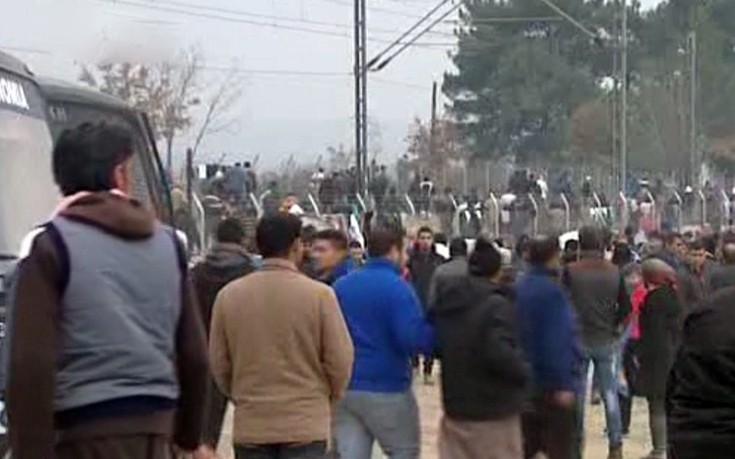 Σκοπιανοί αστυνομικοί ψεκάζουν με χημικά τους πρόσφυγες στο φράχτη της Ειδομένης