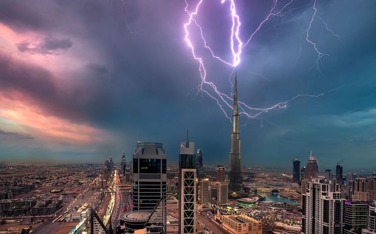 Η συγκλονιστική στιγμή που κεραυνός χτυπά το ψηλότερο κτίριο του κόσμου