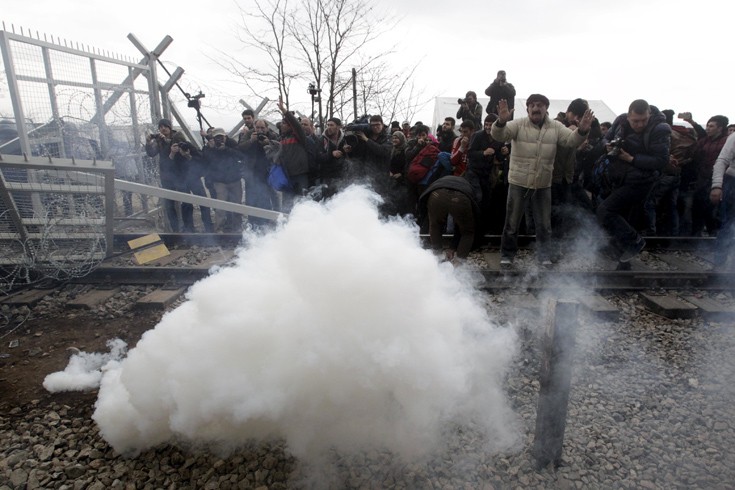 Τα Σκόπια υπεραμύνονται της χρήσης βίας κατά μεταναστών