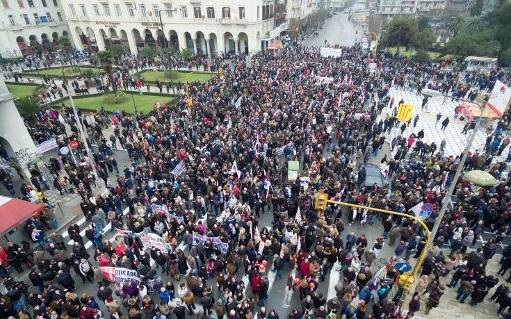 Πλήθος κόσμου, επεισόδια και «πολιορκία» υπουργείου στη Θεσσαλονίκη