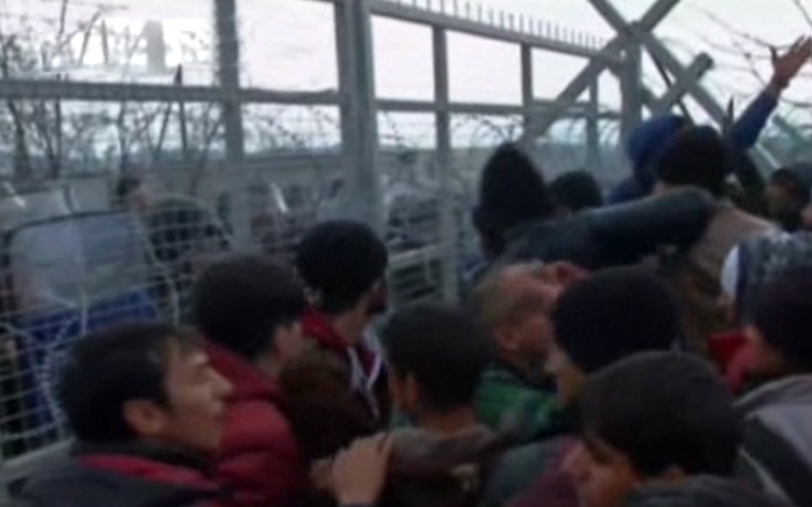 Συναγερμός στην Ειδομένη με μαζική μετακίνηση χιλιάδων προσφύγων στα σύνορα
