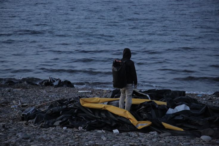 Σακίδια χωρίς σύνορα από βάρκες και σωσίβια της προσφυγιάς
