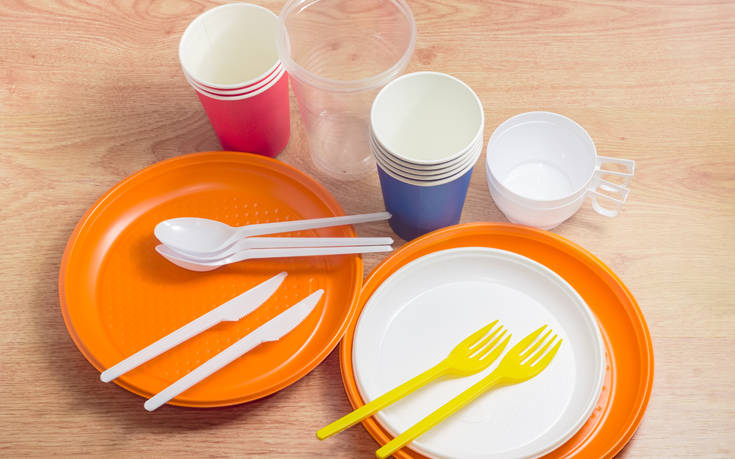 Προς απαγόρευση πλαστικά καλαμάκια, πιάτα και μαχαιροπήρουνα