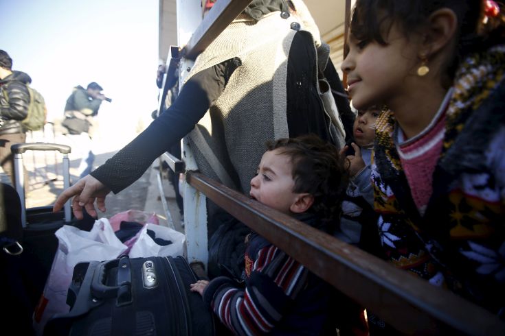 Σύροι εγκλωβισμένοι στα σύνορα και αντάρτες σε κλοιό