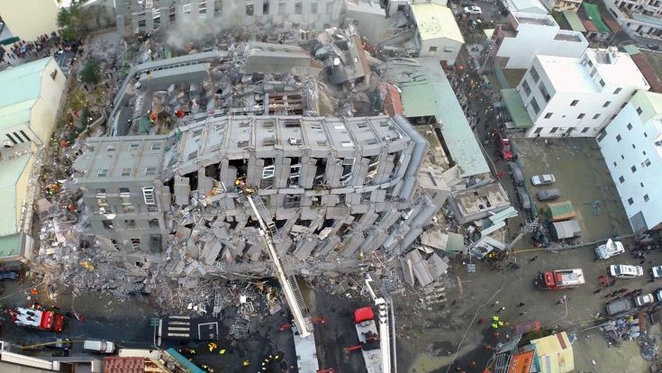 Εγκλωβισμένοι στα ερείπια και οκτώ νεκροί στην Ταϊβάν