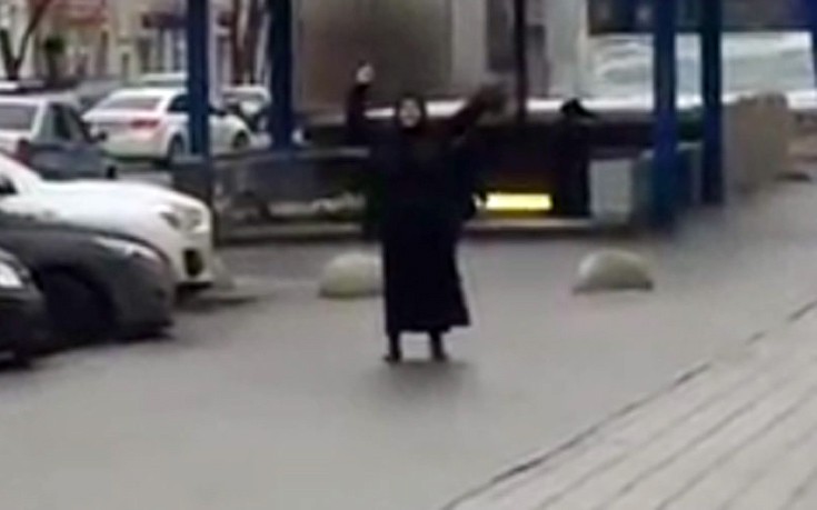 Συναγερμός στη Μόσχα με γυναίκα που κρατά κομμένο κεφάλι παιδιού