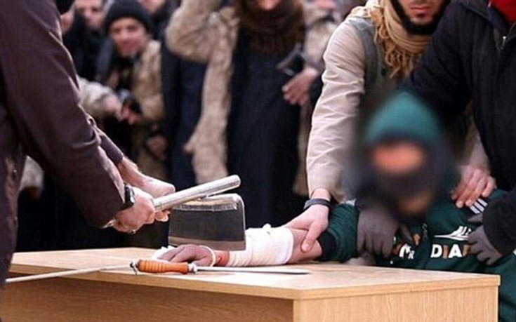Μαχητές του ISIS ακρωτηριάζουν ύποπτο κλέφτη με μπαλτά!