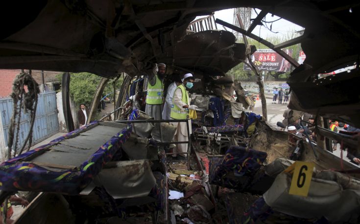 Βόμβα εξερράγη σε λεωφορείο στο Πακιστάν