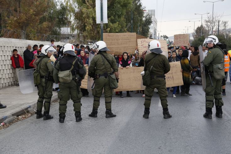 Αστυνομικοί ανέκοψαν την πορεία μεταναστών πριν φτάσουν στην Βικτώρια