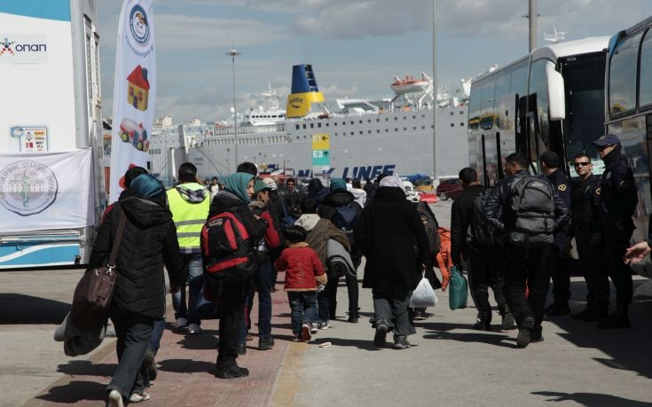 Εκατοντάδες πρόσφυγες έφυγαν από τον Πειραιά για κέντρα φιλοξενίας