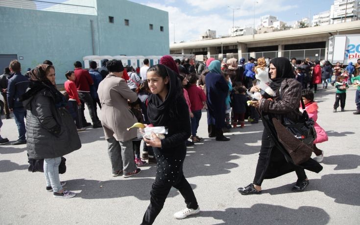 Αρνούνται να φύγουν από τον Πειραιά οι πρόσφυγες