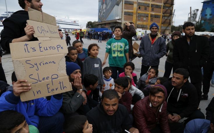 Ανακοινώνονται δράσεις για να φύγουν οι πρόσφυγες από τον Πειραιά
