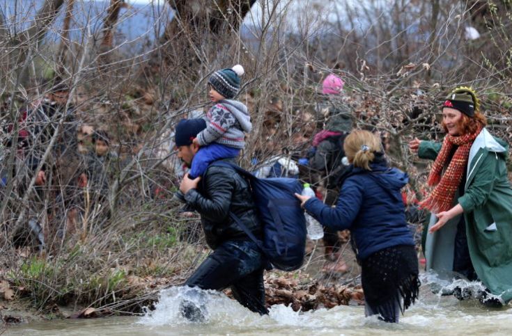 «Η Ελλάδα θα εξετάσει την επανεισδοχή των προσφύγων εάν υποβάλλει αίτημα η ΠΓΔΜ»