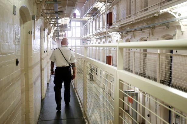 Κρατούμενος παρενόχλησε σεξουαλικά την κόρη του ενώ τον επισκεπτόταν στη φυλακή