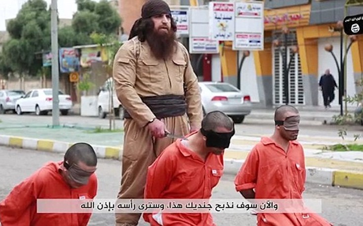 Βίντεο-φρίκη με μαχητή του ISIS να αποκεφαλίζει τρεις κρατούμενους