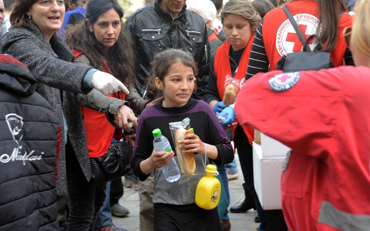 Φαγητό σε πρόσφυγες στη Βικτώρια από τον Ερυθρό Σταυρό