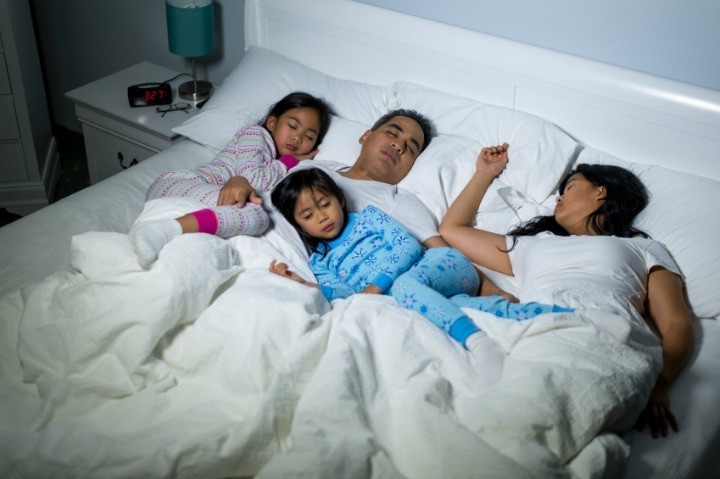 Τι πρέπει να προσέχετε όταν κοιμάστε μαζί με τα παιδιά σας