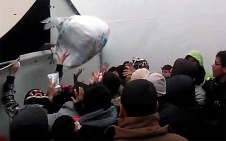 Βίντεο ντροπής από τη διανομή τροφίμων σε πρόσφυγες