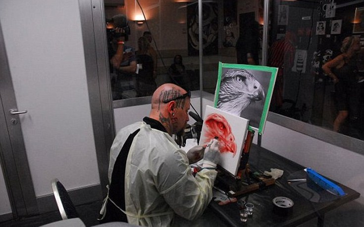 Ο καλλιτέχνης που ζωγραφίζει με το αίμα του!