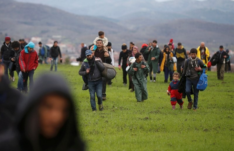 Πρόσφυγες επιχειρούν να περάσουν τα σύνορα και να μπουν στην ΠΓΔΜ