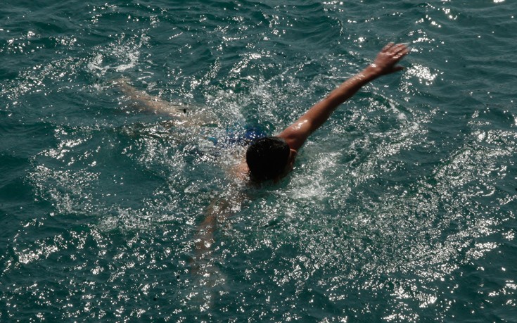Πρόσφυγες έκαναν μπάνιο στο λιμάνι του Πειραιά
