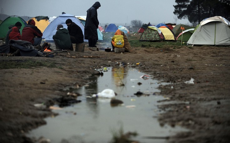 Στο έλεος της βροχής οι πρόσφυγες της Ειδομένης