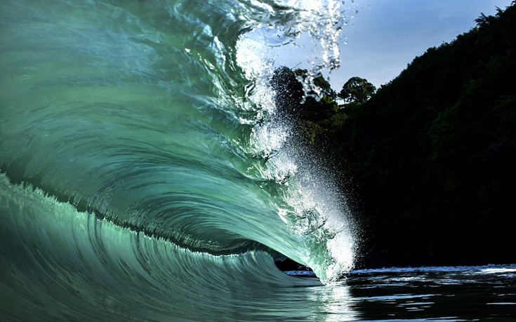 Κύματα που προκαλούν δέος σε παραδεισένιο νησί του Ειρηνικού