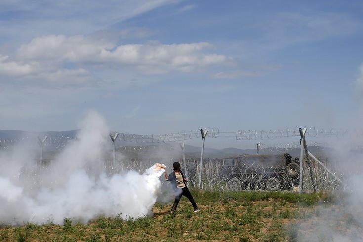 Φωτογραφίες από την ένταση και τα χημικά στην Ειδομένη