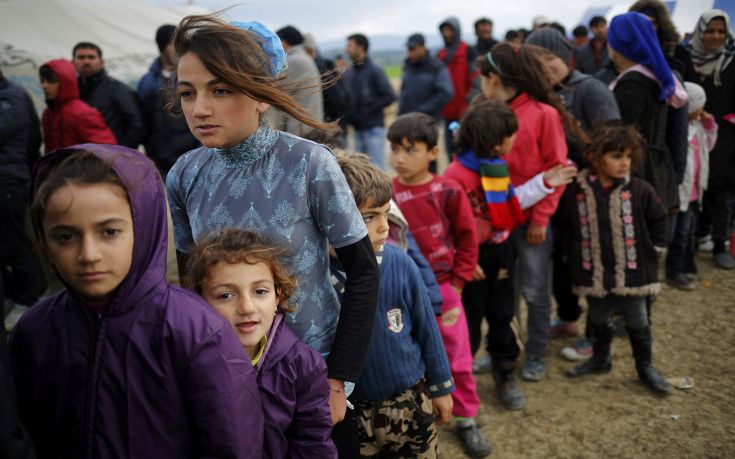 Εξετάζεται η χορήγηση προπληρωμένων καρτών σε πρόσφυγες
