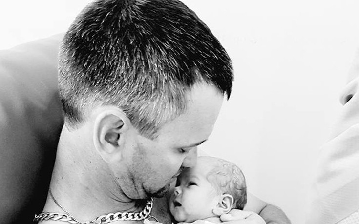 Η τραγική ιστορία πίσω από αυτή τη φωτογραφία του μπαμπά με το μωρό του