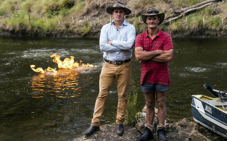 Βουλευτής βάζει κυριολεκτικά φωτιά σε ποτάμι