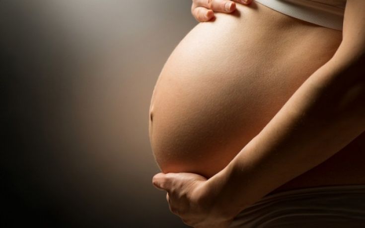 Η πρώτη παρένθετη μητέρα στην Πορτογαλία που θα κυοφορήσει το εγγόνι της