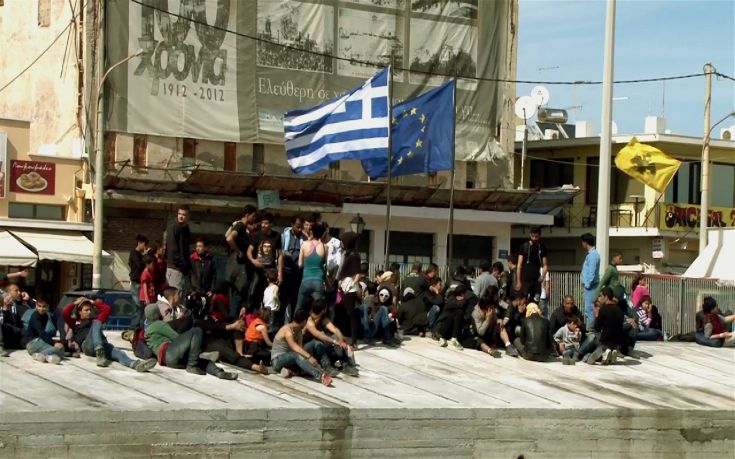 Ξενύχτησαν στο λιμάνι της Χίου 800 πρόσφυγες και μετανάστες αλλά το πλοίο έδεσε αλλού