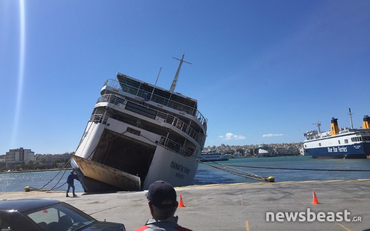 Εικόνες από το «Παναγία Τήνου» που βάζει νερά στον Πειραιά