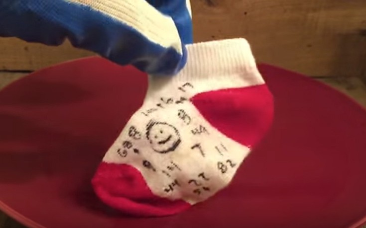 Τι θα συμβεί αν βάλετε μια κάλτσα σε θειικό οξύ