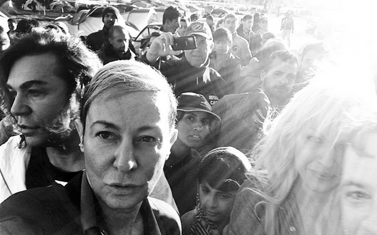 Κωστέτσος και Σαμαράς έβγαλαν selfie με τους πρόσφυγες της Ειδομένης