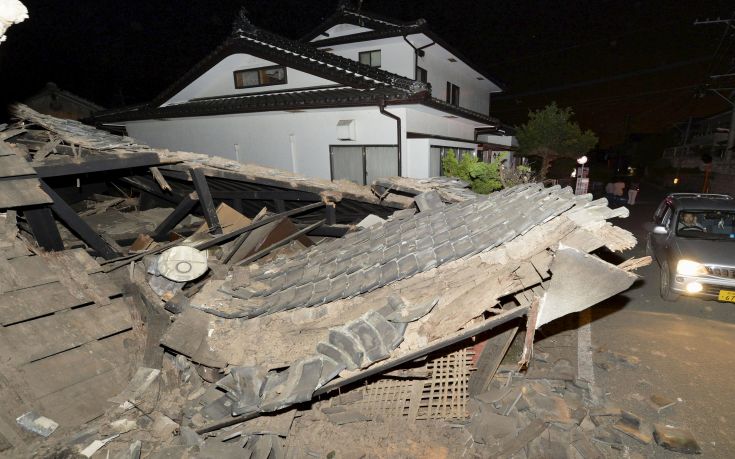 Τρεις νεκροί και τουλάχιστον 12 τραυματίες από τον σεισμό στο Κουμαμότο