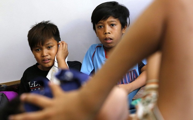 Παιδιά υποβάλλονται σε περιτομή στις Φιλιππίνες