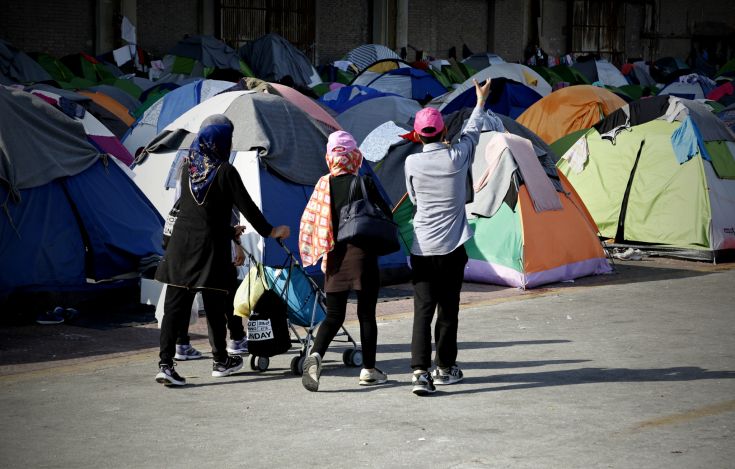 Προσπαθούν να πείσουν πρόσφυγες και μετανάστες να φύγουν από τον Πειραιά