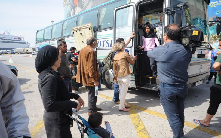 Πρόσφυγες και μετανάστες αρνούνται να φύγουν από τον Πειραιά