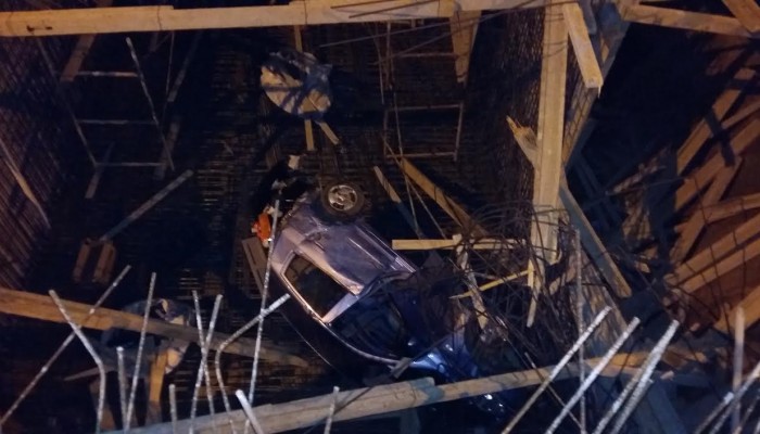 Αυτοκίνητο έπεσε σε βάθος 10 μέτρων σε υπο κατασκευή γέφυρα