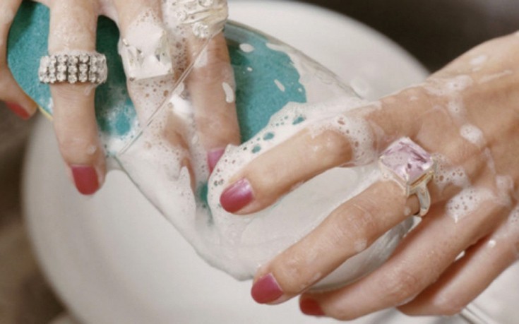 Γιατί πρέπει να βγάζετε τα δαχτυλίδια σας κάθε φορά που πλένετε τα χέρια σας