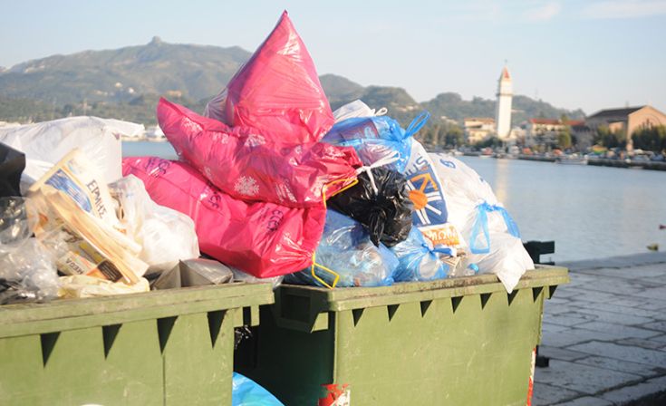 «Βουνά» τα σκουπίδια στην Κέρκυρα