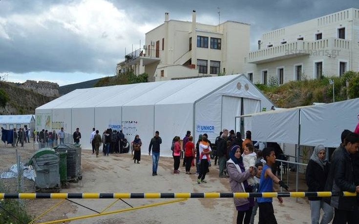 Βάζουν σκηνές για τους υπεράριθμους πρόσφυγες στη Χίο