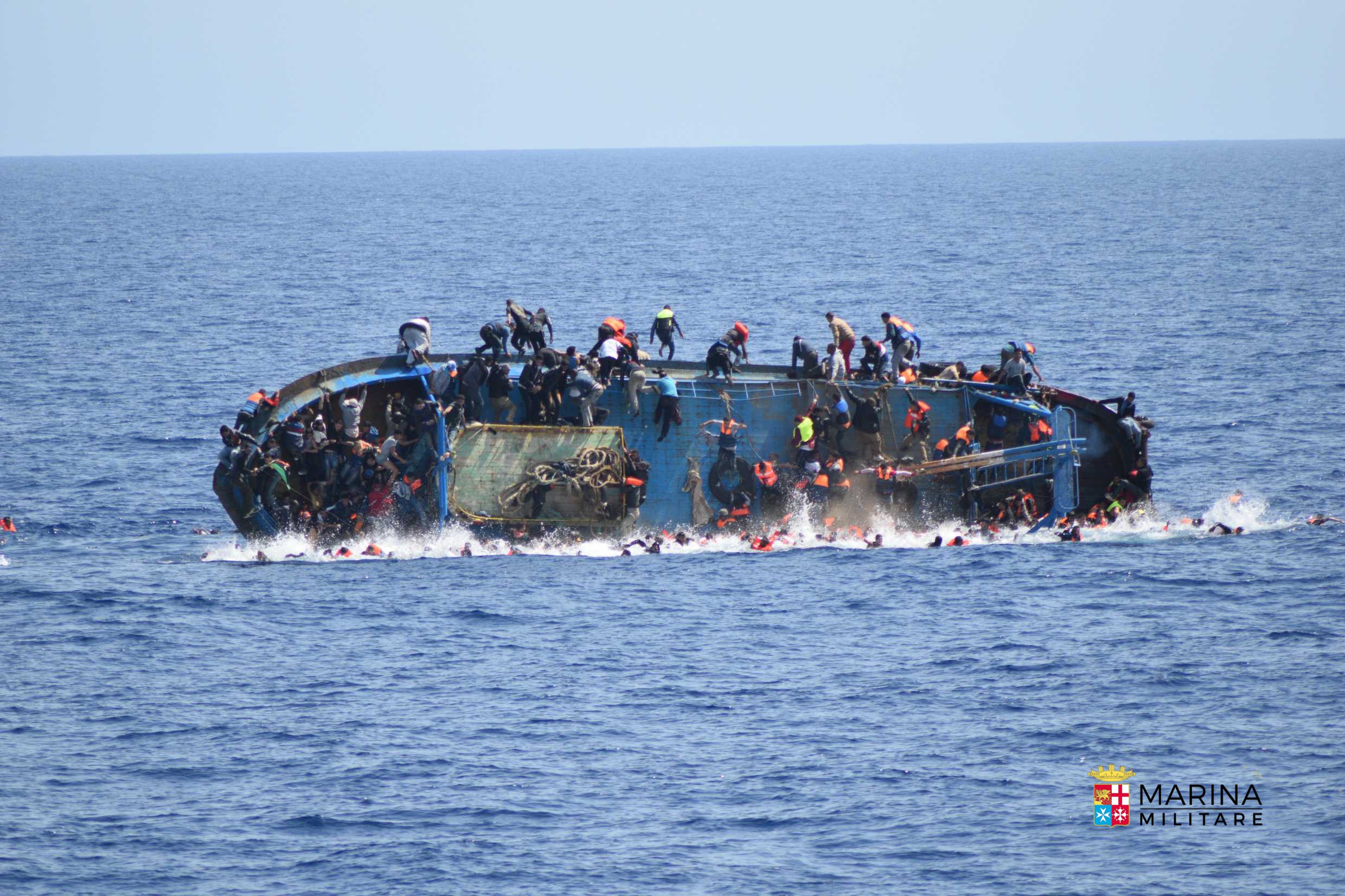 Καρέ-καρέ η ανατροπή ξύλινης βάρκας με 550 μετανάστες