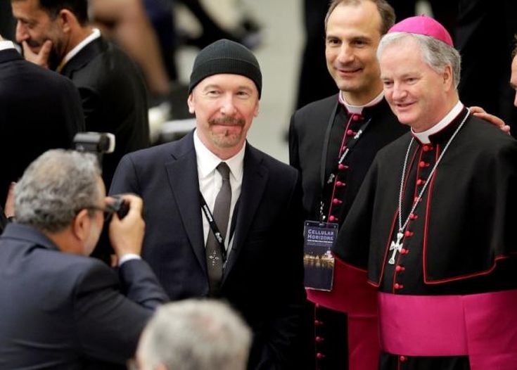 Ο κιθαρίστας των U2 στο Βατικανό