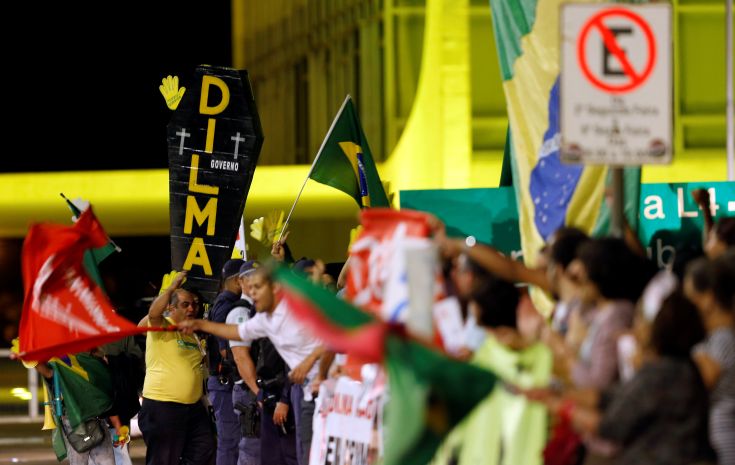 Υποστηρικτές της Ρούσεφ διαδηλώνουν κατά της καθαίρεσής της