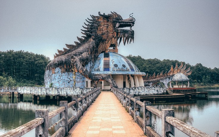 Το ανατριχιαστικό εγκαταλελειμμένο πάρκο του Βιετνάμ με τον γιγάντιο δράκο