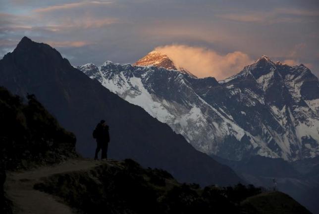 Μια ανάσα από την τελική ανάβαση στην κορυφή του Έβερεστ σχεδόν 300 ορειβάτες