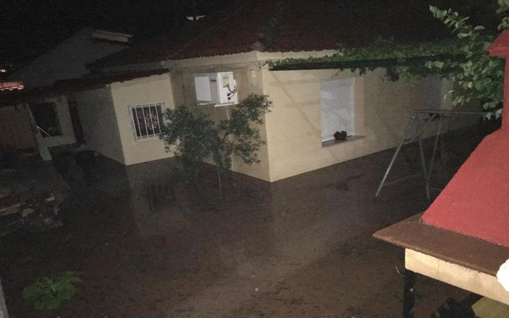 Πλημμύρες στα Φάρσαλα από την έντονη βροχόπτωση